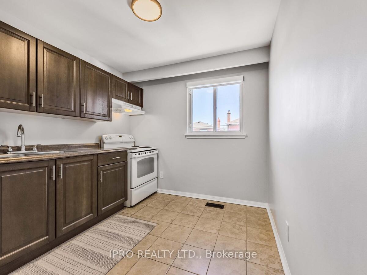 Photo 20 of 33 Everett Crescent, Toronto, Woodbine-Lumsden — HOMEH