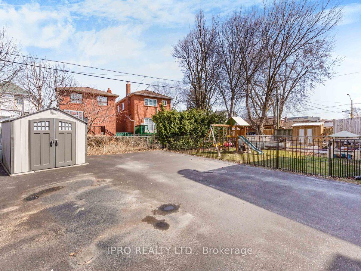 Photo 27 of 33 Everett Crescent, Toronto, Woodbine-Lumsden — HOMEH