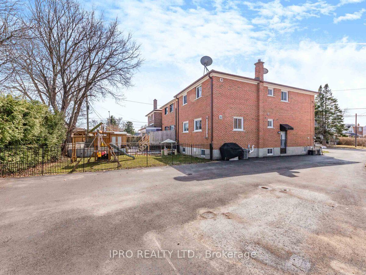 Photo 28 of 33 Everett Crescent, Toronto, Woodbine-Lumsden — HOMEH