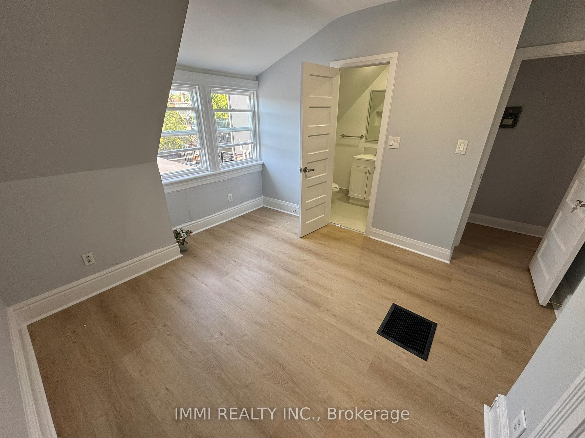 Photo 3 of Unit 302, 618 Bathurst Street, Toronto, Palmerston-Little Italy — HOMEH