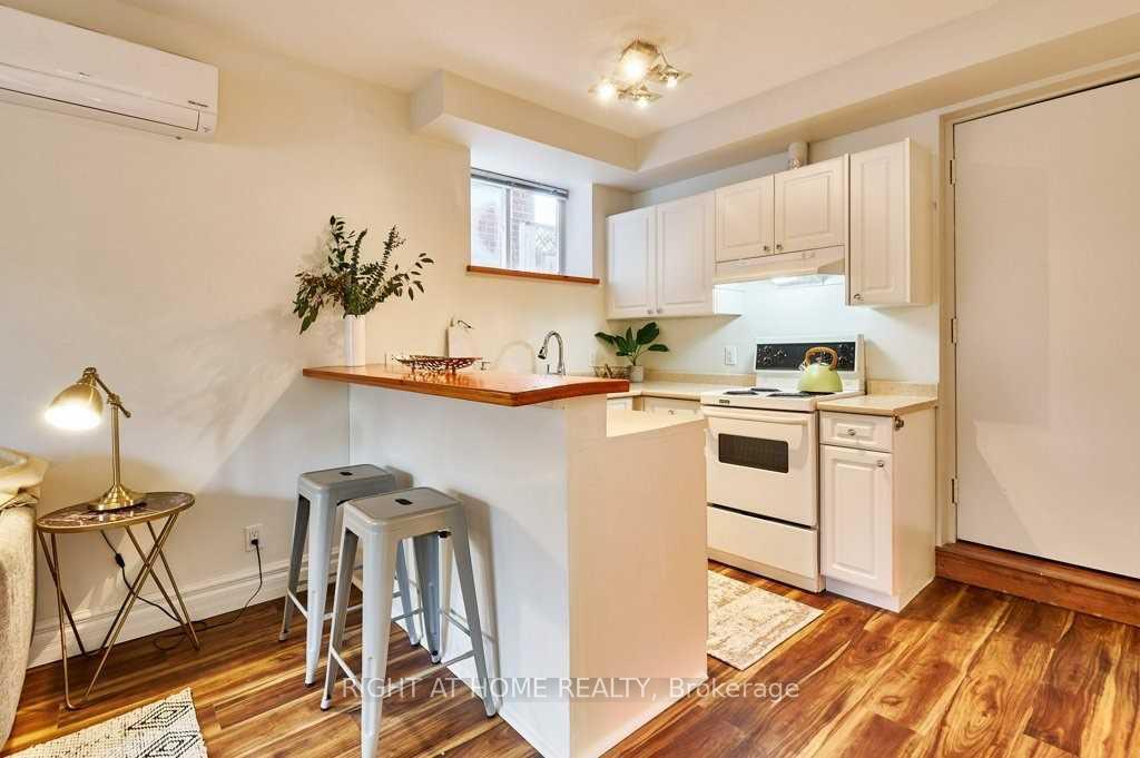Photo 3 of Unit D, 220 Kenilworth Avenue, Toronto, The Beaches — HOMEH