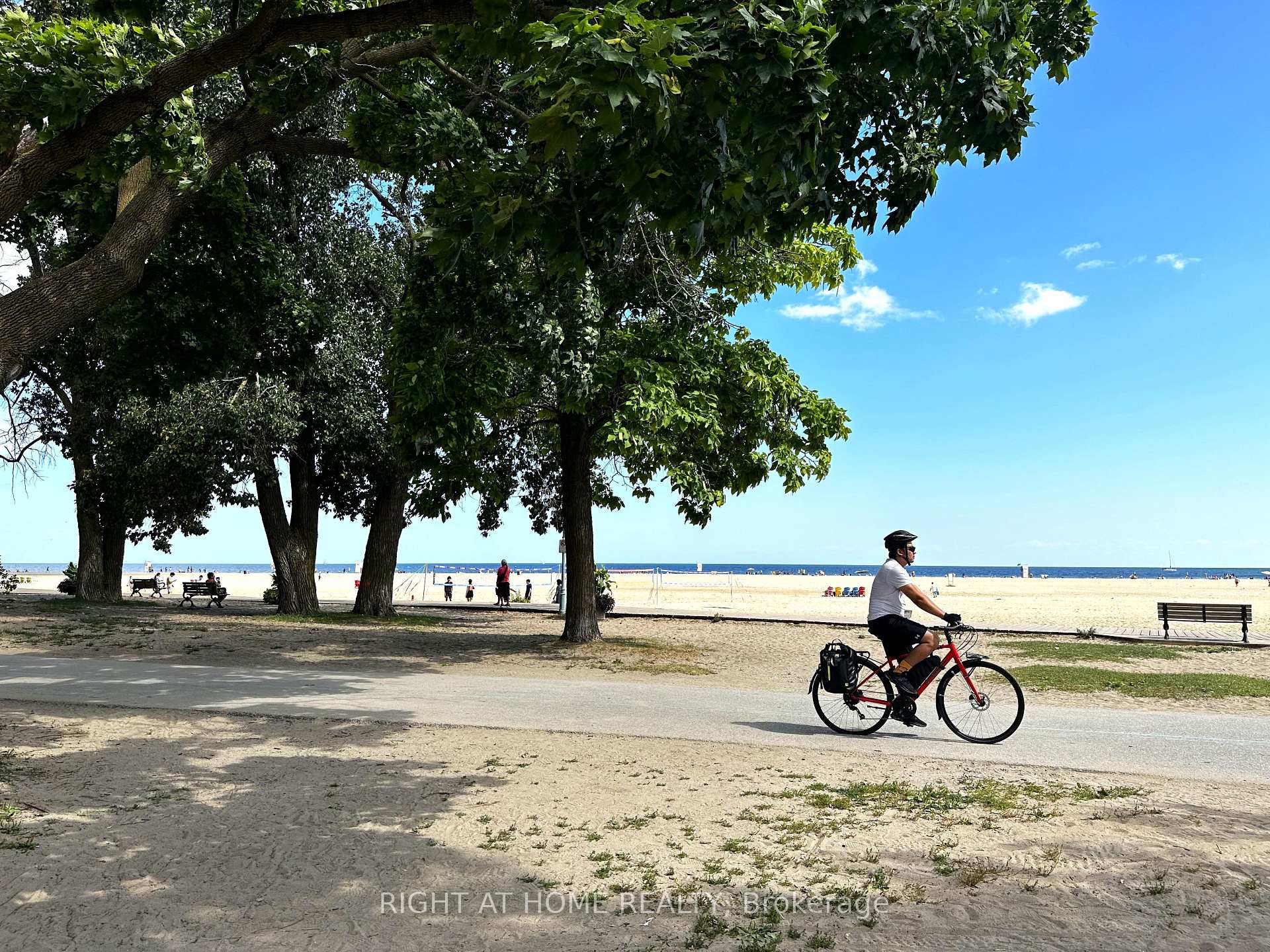Photo 7 of Unit D, 220 Kenilworth Avenue, Toronto, The Beaches — HOMEH