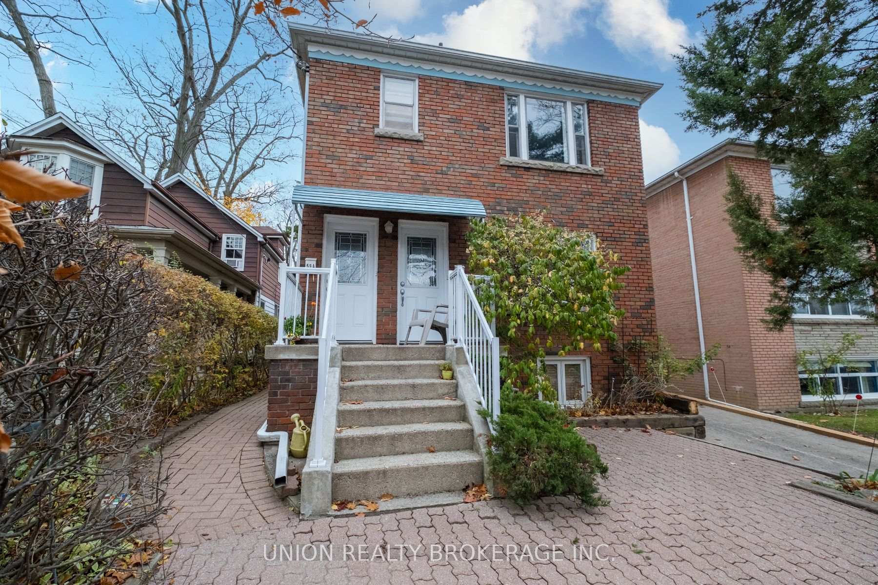 Front of Unit Lower, 59 Kenilworth Avenue