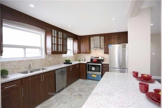 Photo 5 of 32 Aloma Crescent, Brampton, Avondale — HOMEH