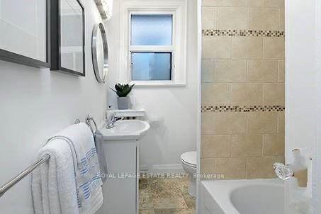 Photo 5 of 17 Avonlea Boulevard, Toronto, East End-Danforth — HOMEH