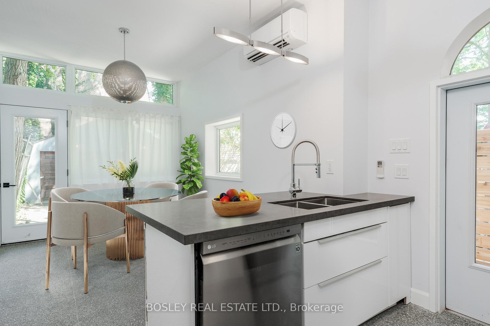Photo 4 of Unit Lower, 9 Hambly Avenue, Toronto, The Beaches — HOMEH