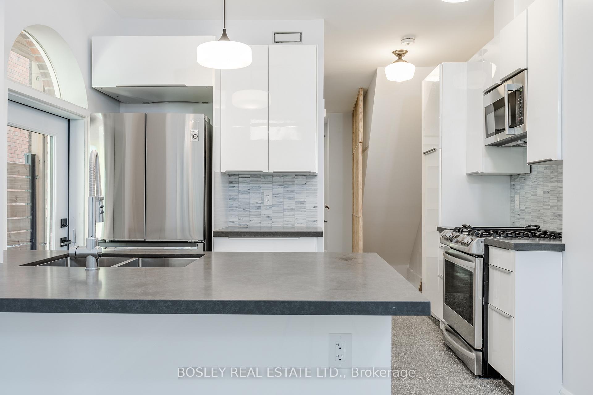Photo 7 of Unit Lower, 9 Hambly Avenue, Toronto, The Beaches — HOMEH