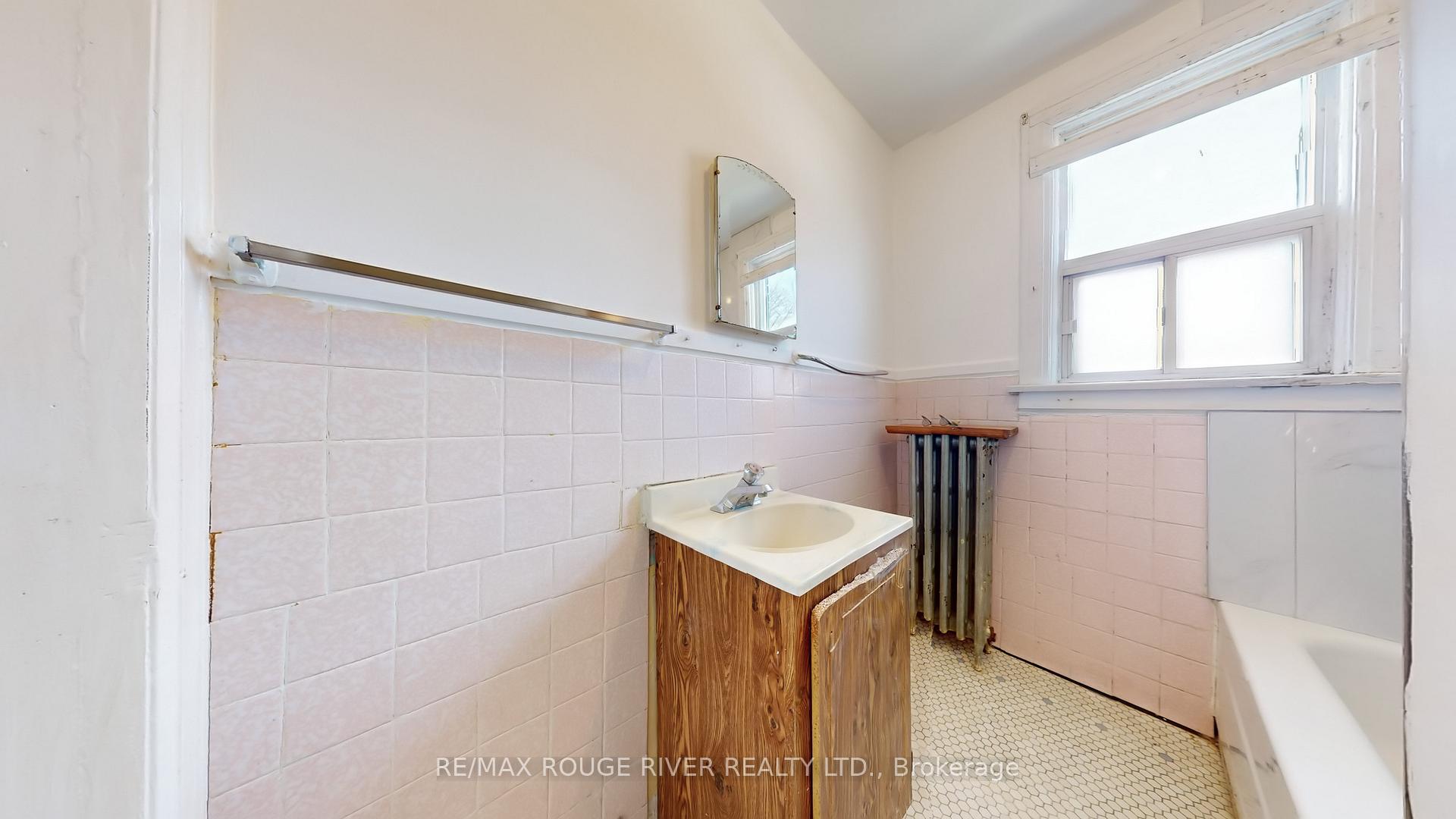 Photo 21 of 218 Dewhurst Boulevard N, Toronto, Danforth Village-East York — HOMEH