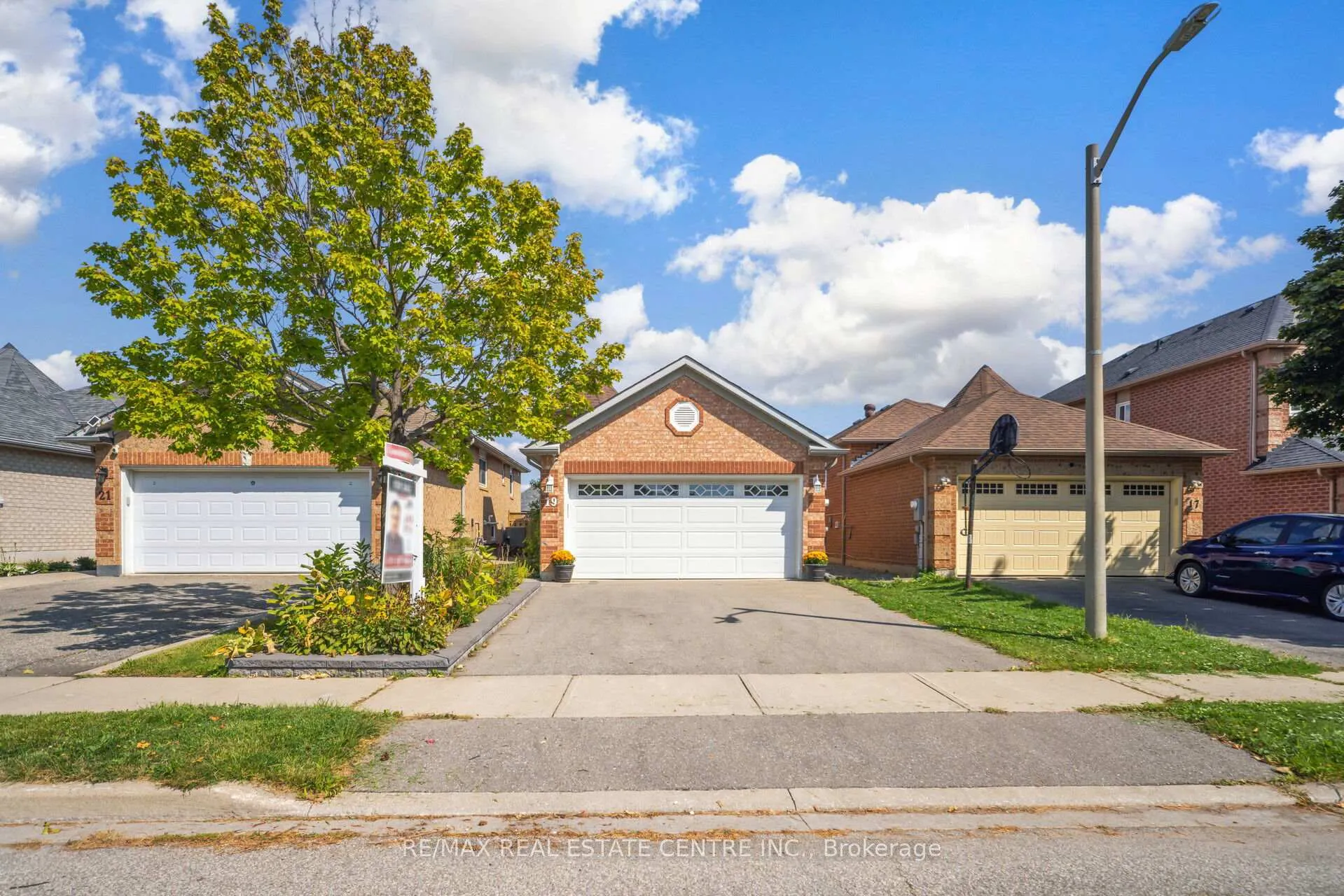 Photo 2 of 19 Silkwood Crescent, Brampton, Brampton West — HOMEH