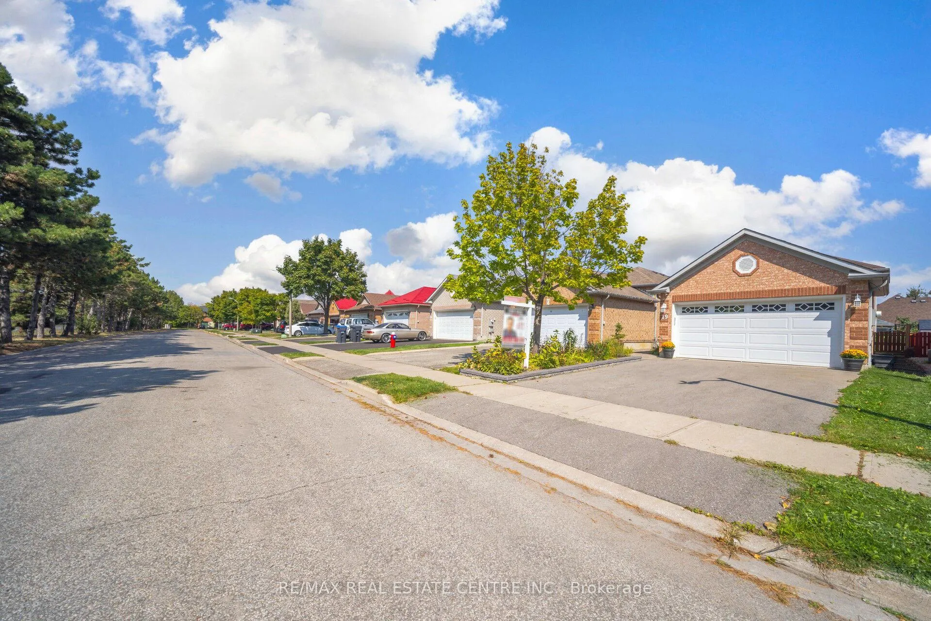 Photo 3 of 19 Silkwood Crescent, Brampton, Brampton West — HOMEH