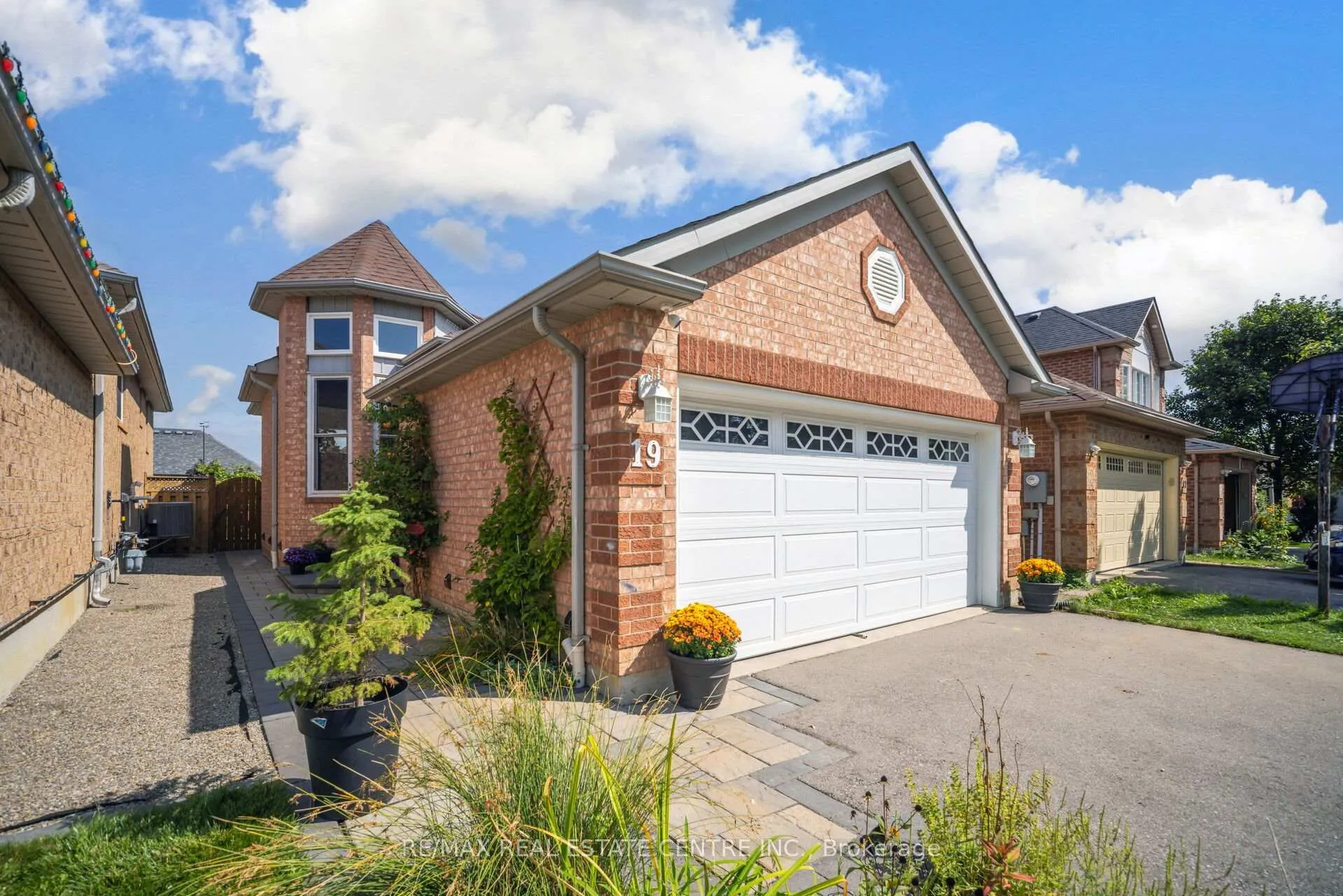 Photo 4 of 19 Silkwood Crescent, Brampton, Brampton West — HOMEH