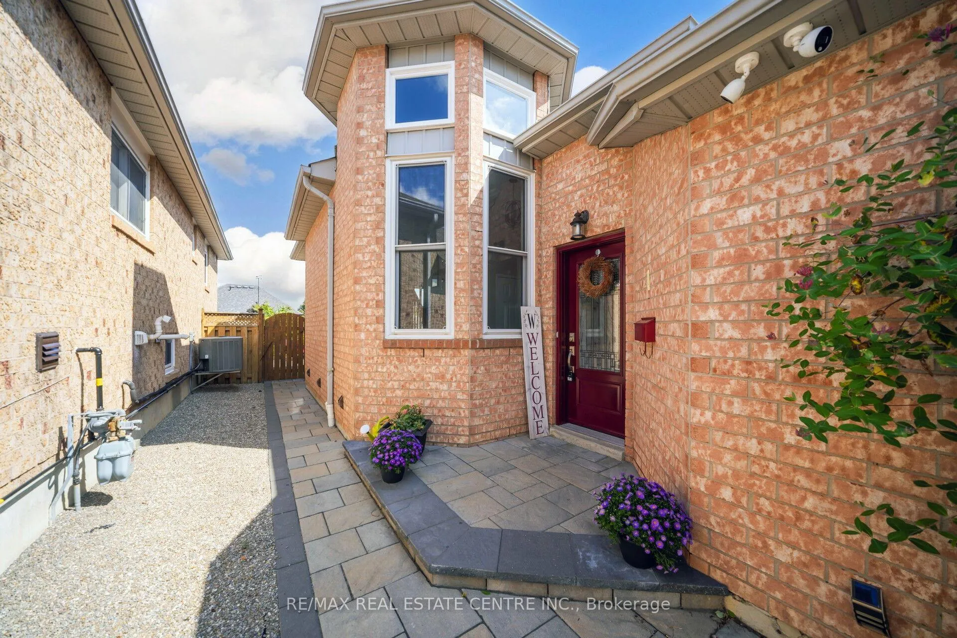 Photo 5 of 19 Silkwood Crescent, Brampton, Brampton West — HOMEH