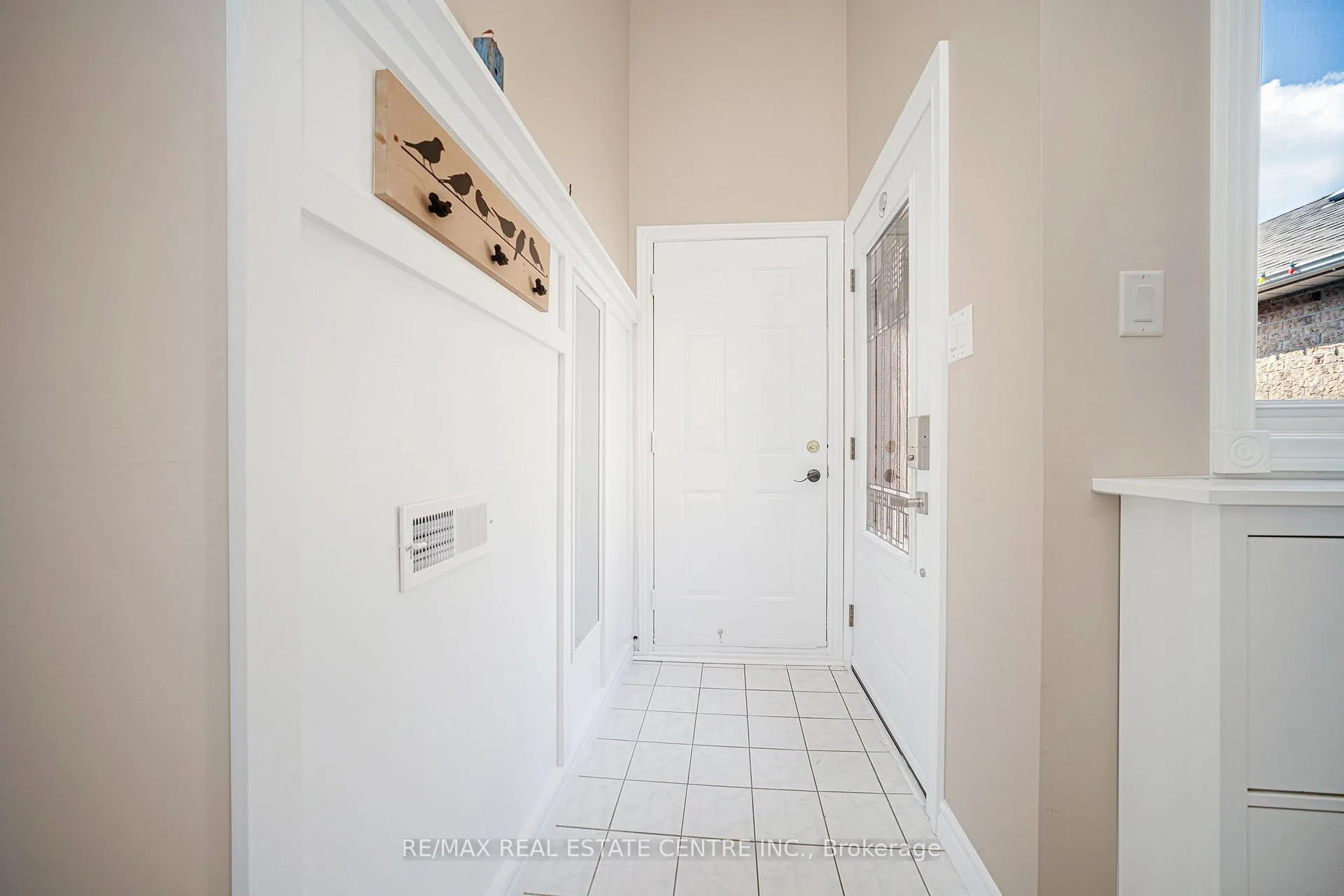Photo 8 of 19 Silkwood Crescent, Brampton, Brampton West — HOMEH