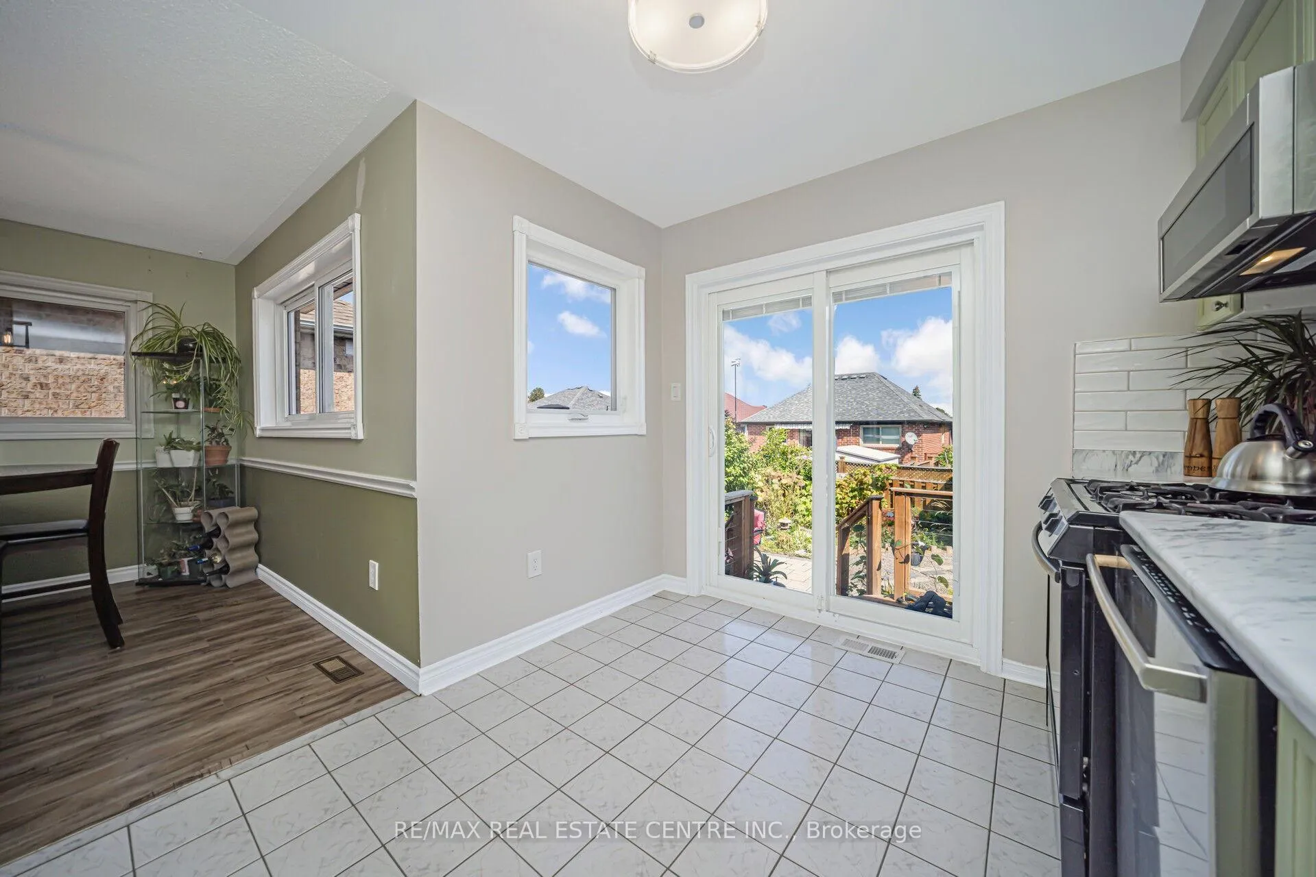 Photo 16 of 19 Silkwood Crescent, Brampton, Brampton West — HOMEH