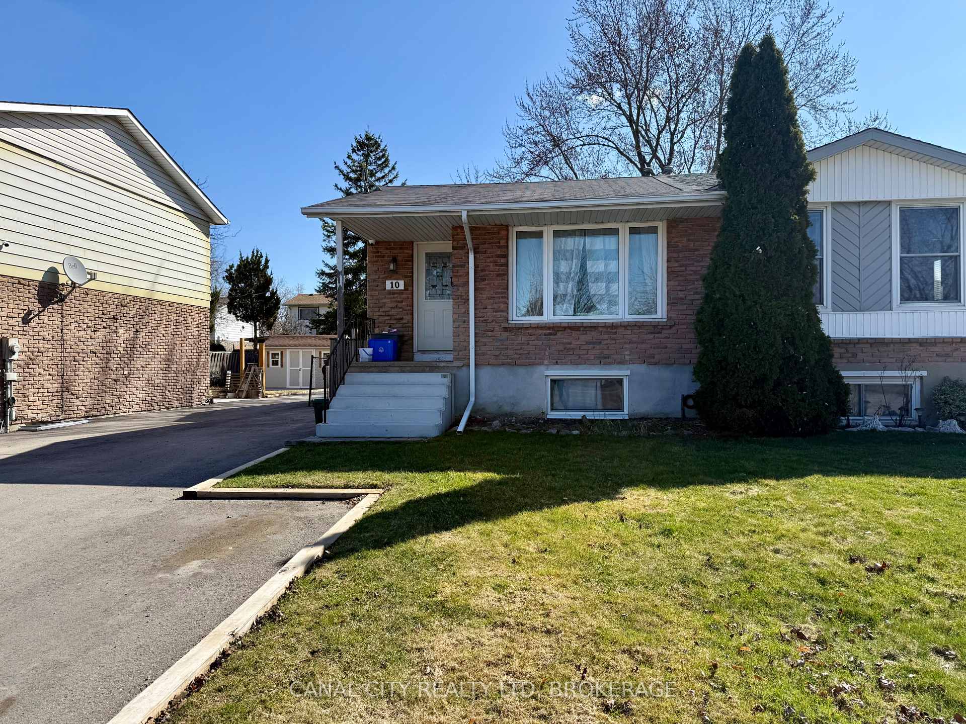 Photo 2 of 10 Baldwin Circle, Thorold, Confederation Heights — HOMEH