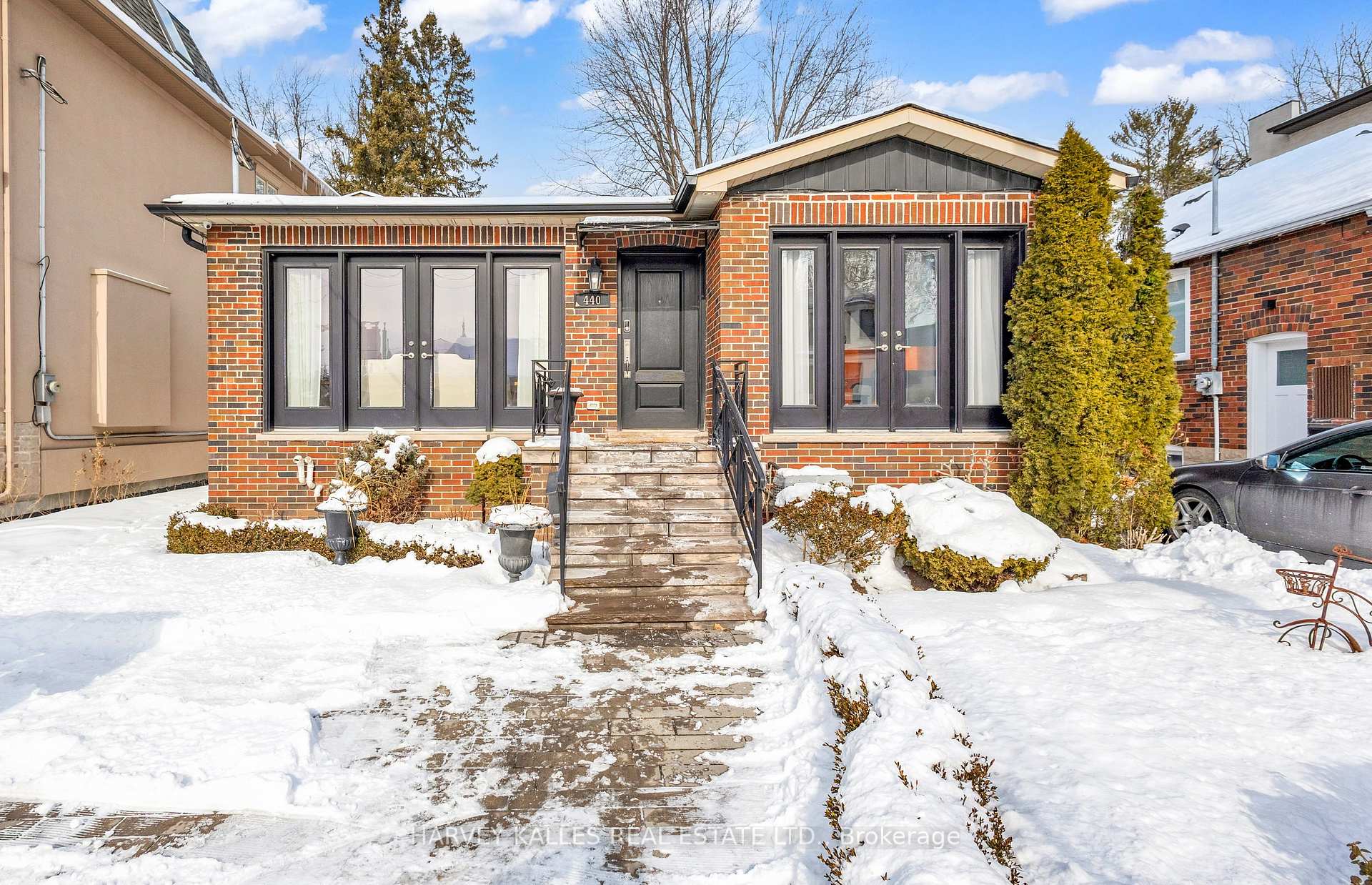 Front of 440 Glengarry Avenue