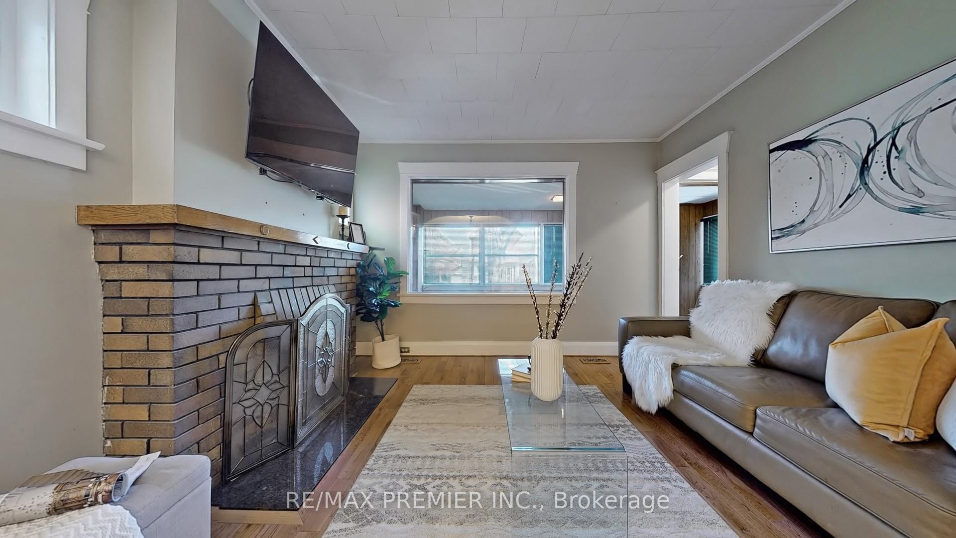 Photo 4 of 77 Gatwick Avenue, Toronto, Woodbine-Lumsden — HOMEH