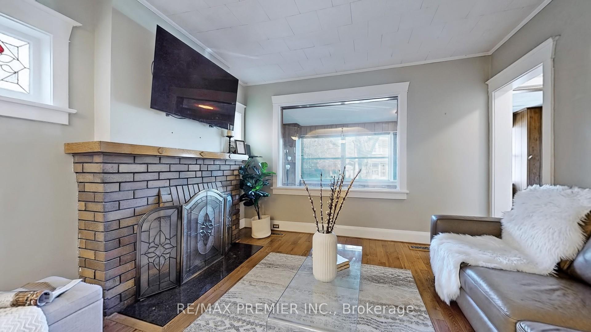 Photo 6 of 77 Gatwick Avenue, Toronto, Woodbine-Lumsden — HOMEH