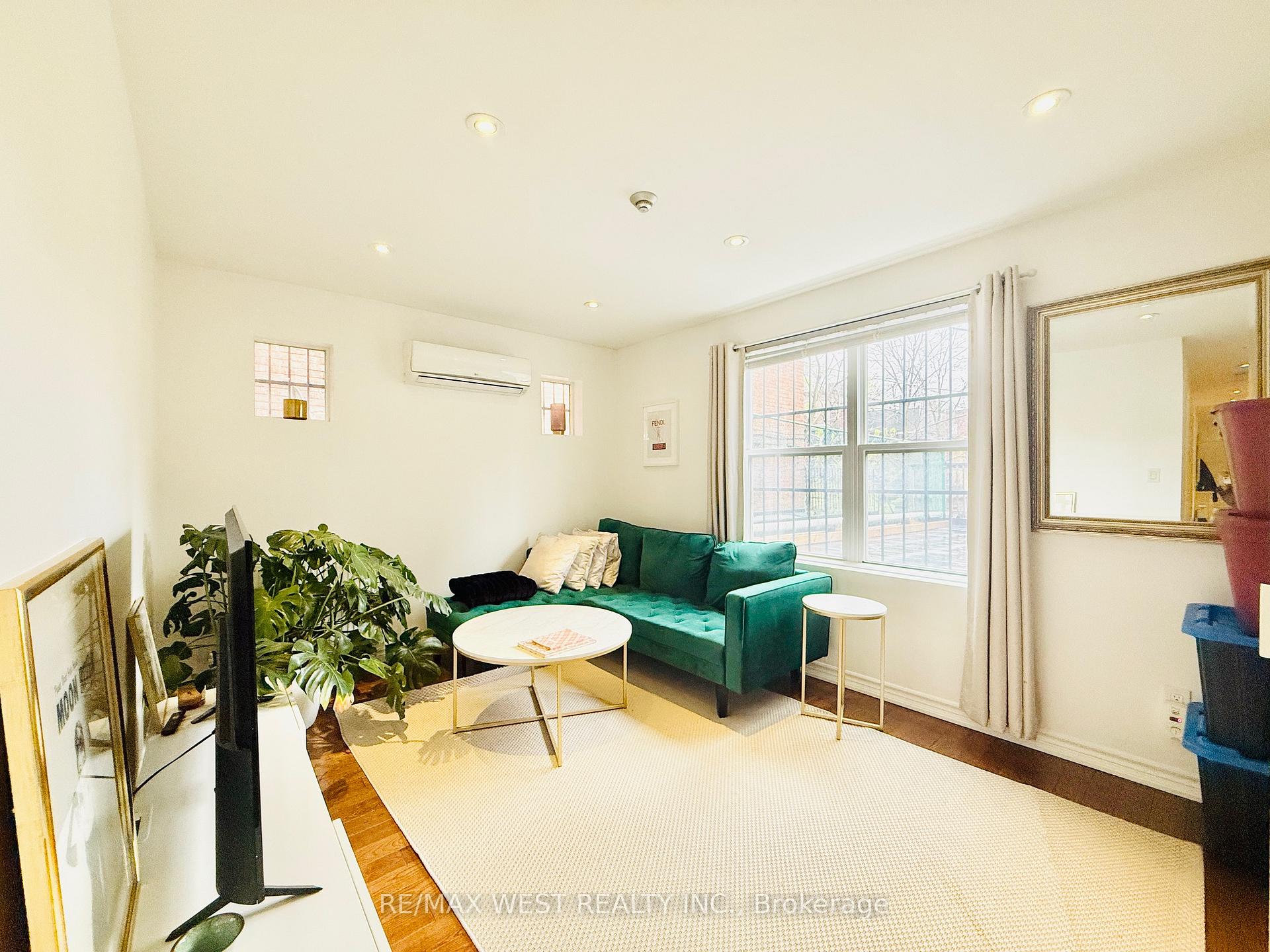 Front of Unit Apt B, 132 Avenue Road