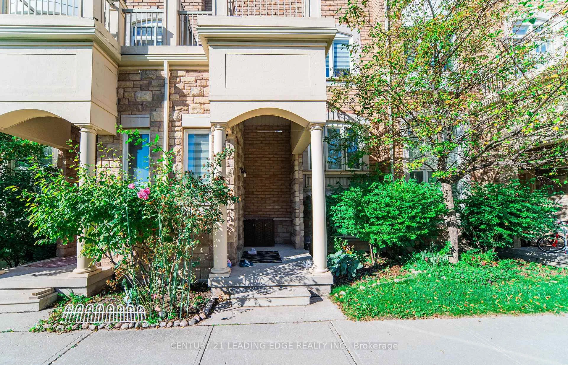 Photo 2 of 5 Dearie Lane, Markham, Milliken Mills East — HOMEH