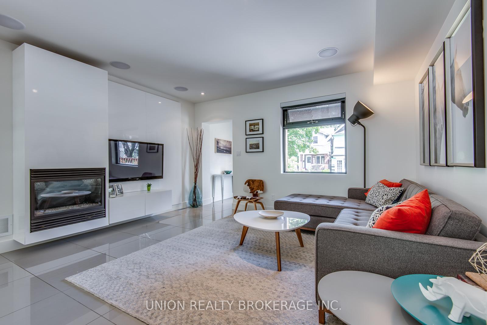 Photo 3 of 30 Hiawatha Road, Toronto, Greenwood-Coxwell — HOMEH