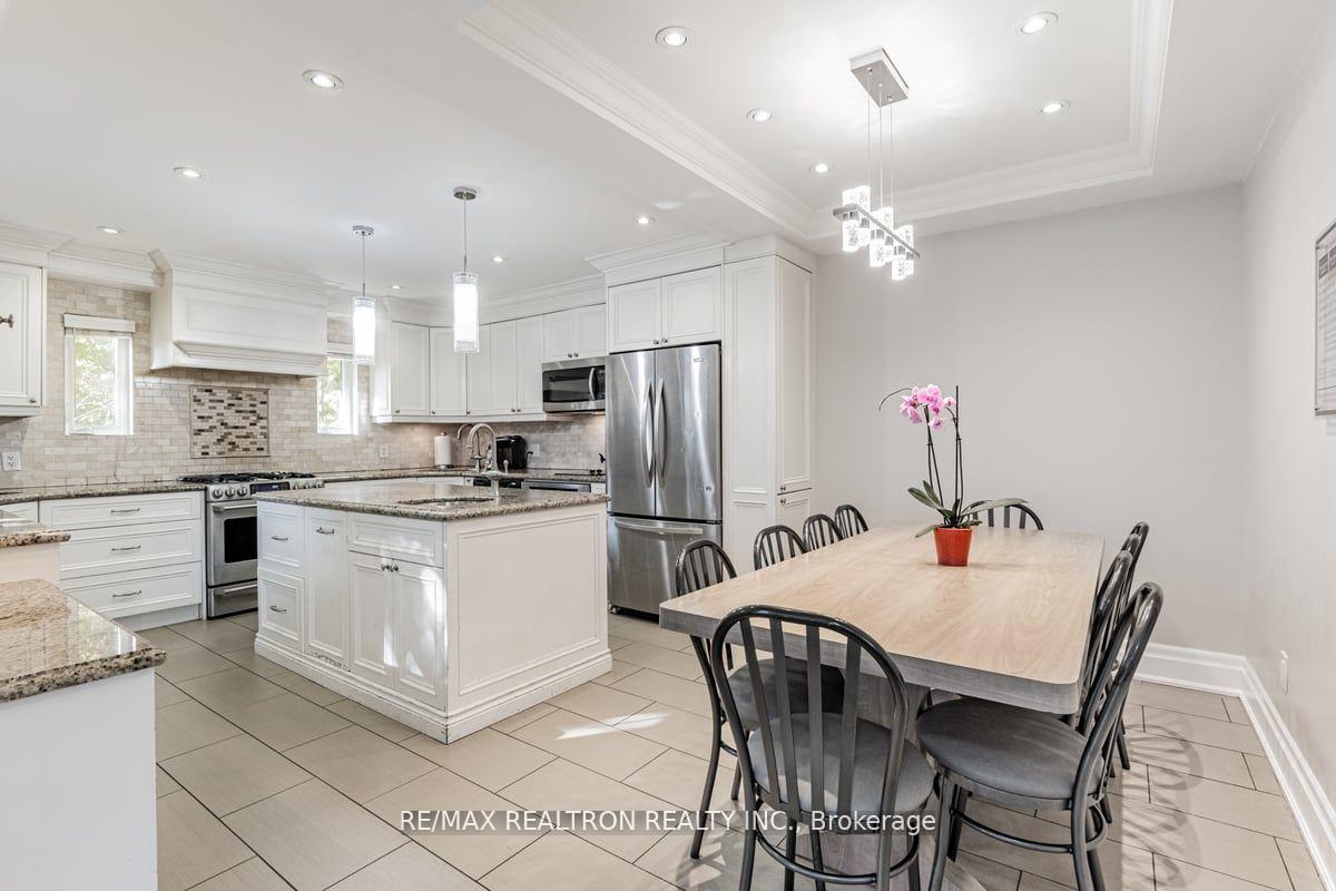 Photo 10 of 2 Manor Haven Road, Toronto, Englemount-Lawrence — HOMEH