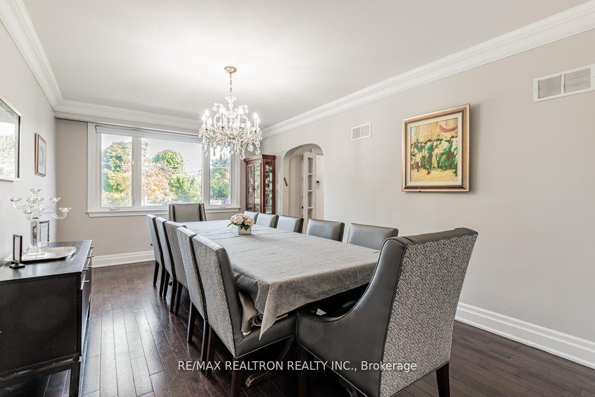 Photo 2 of 2 Manor Haven Road, Toronto, Englemount-Lawrence — HOMEH