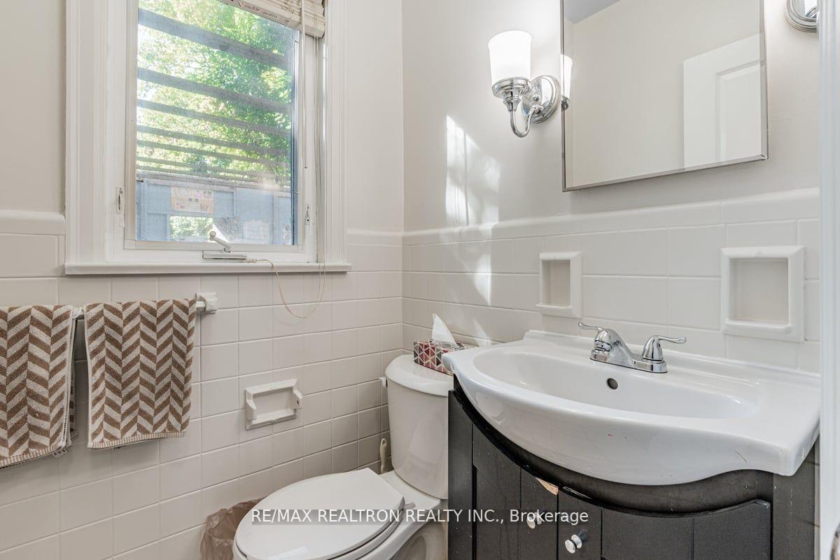 Photo 14 of 2 Manor Haven Road, Toronto, Englemount-Lawrence — HOMEH