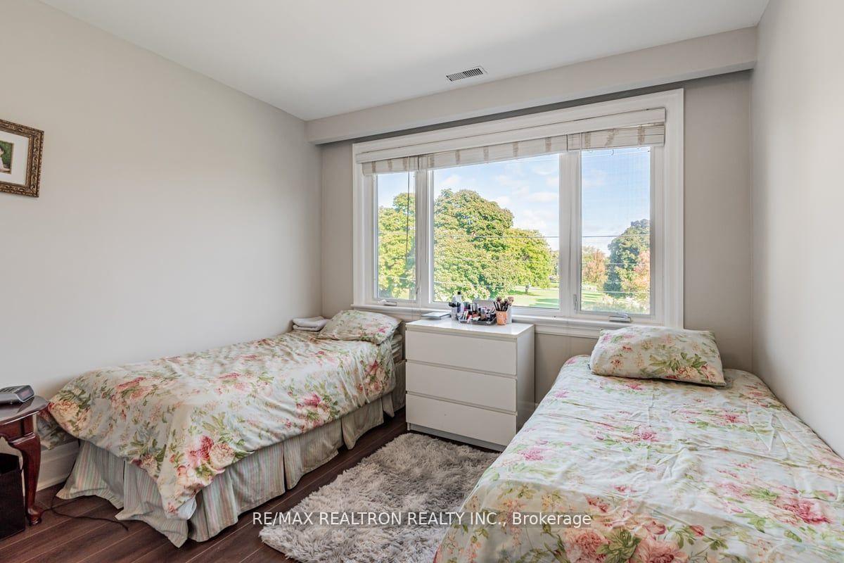 Photo 3 of 2 Manor Haven Road, Toronto, Englemount-Lawrence — HOMEH