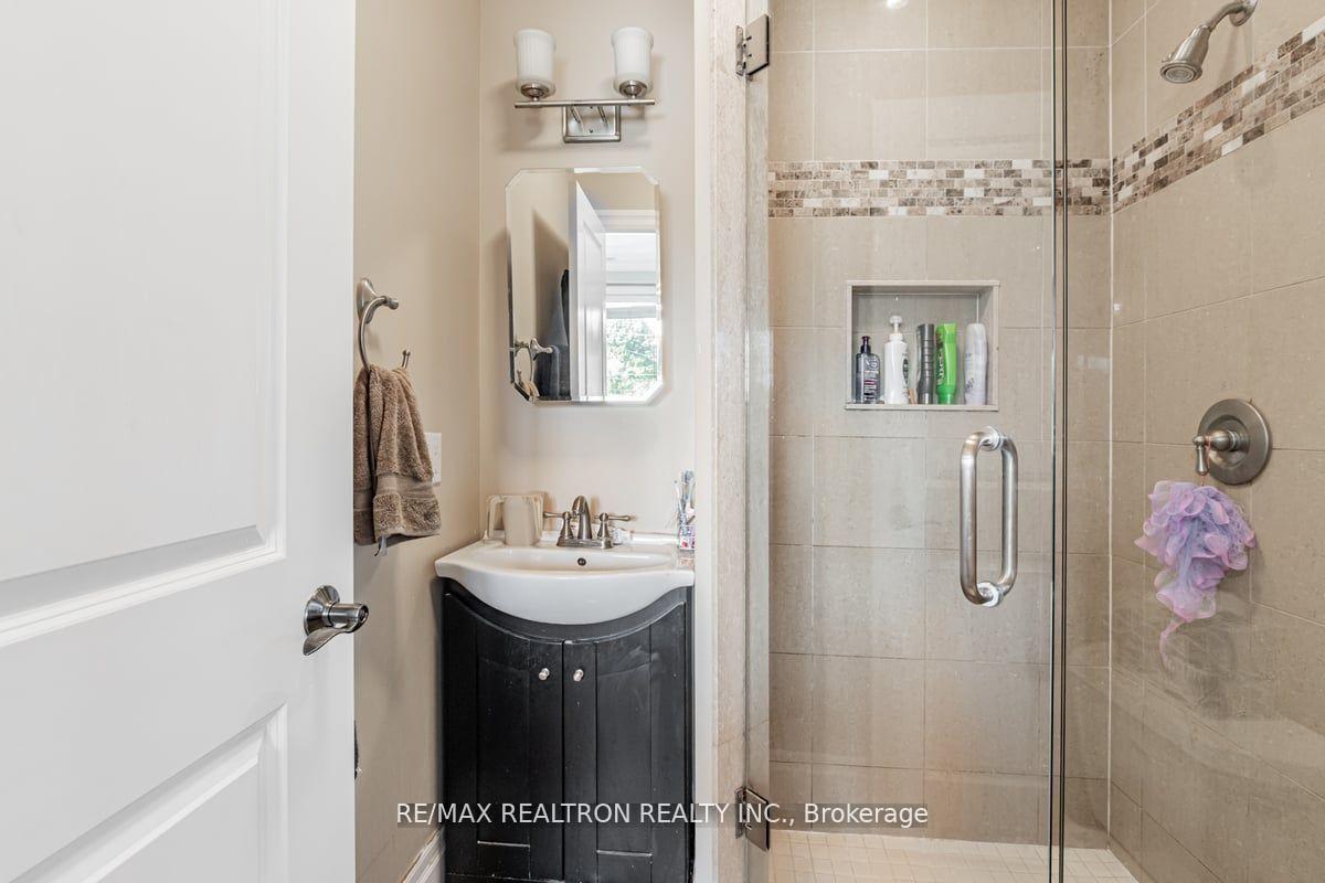 Photo 7 of 2 Manor Haven Road, Toronto, Englemount-Lawrence — HOMEH