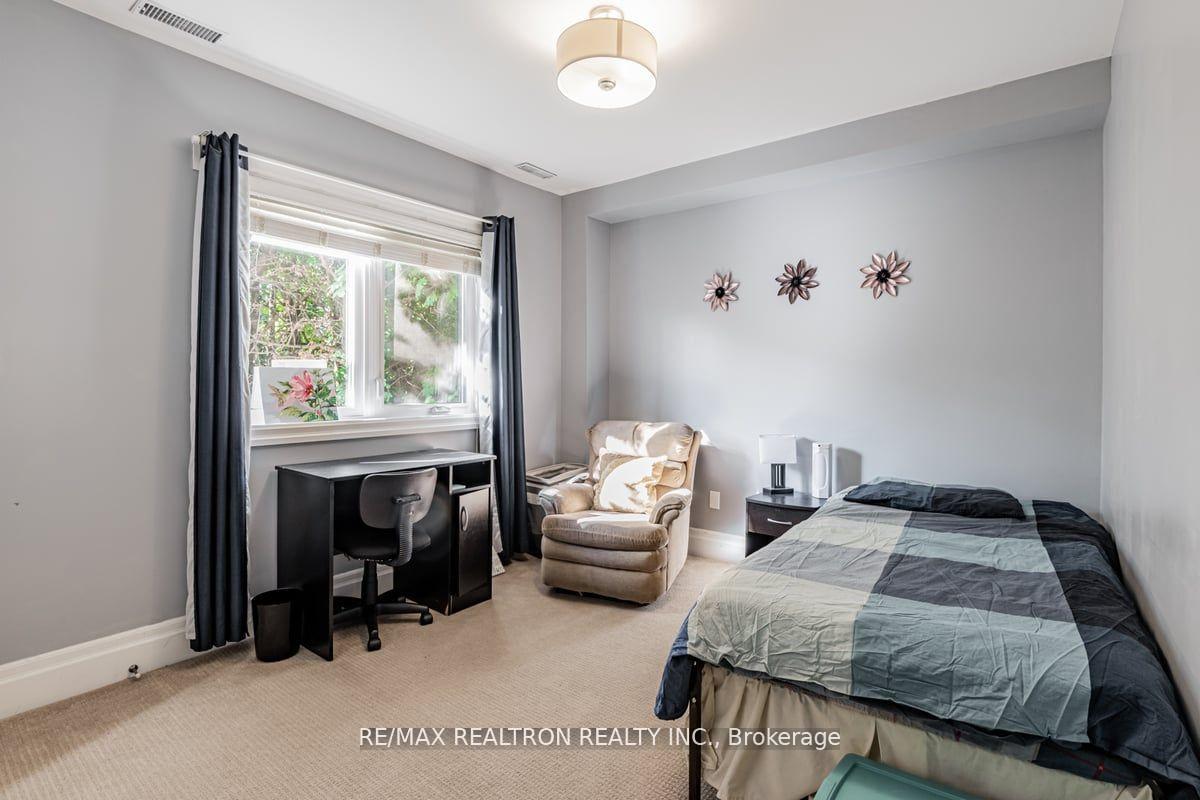 Photo 13 of 2 Manor Haven Road, Toronto, Englemount-Lawrence — HOMEH