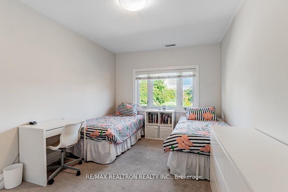 Photo 5 of 2 Manor Haven Road, Toronto, Englemount-Lawrence — HOMEH
