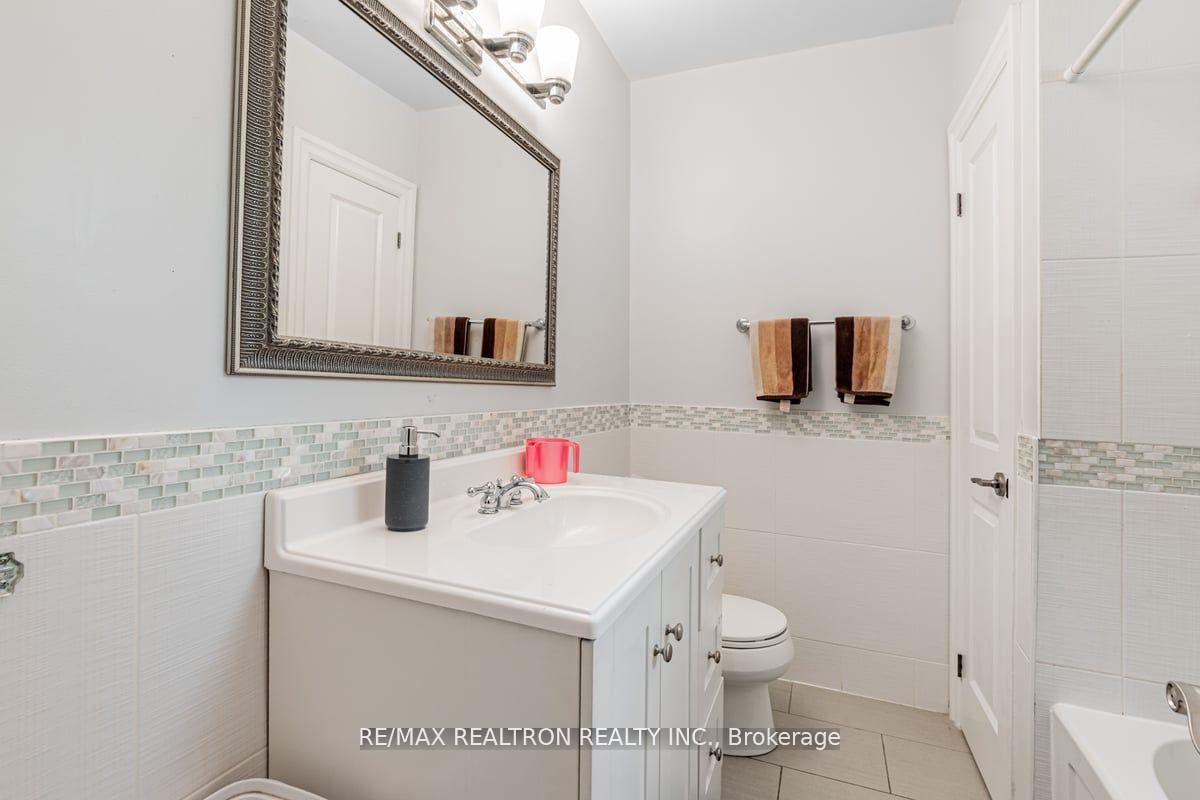 Photo 6 of 2 Manor Haven Road, Toronto, Englemount-Lawrence — HOMEH