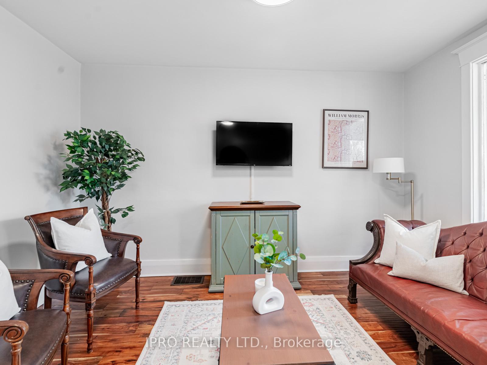 Photo 4 of 111 Chisholm Avenue, Toronto, Woodbine-Lumsden — HOMEH