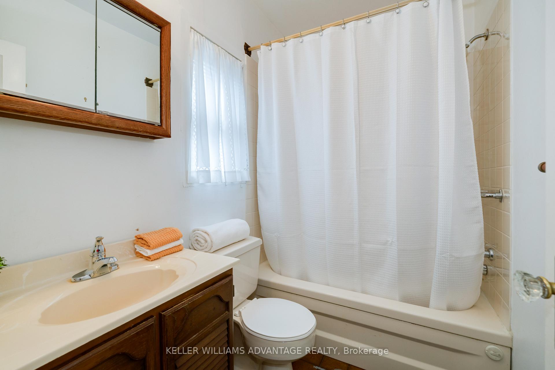 Photo 17 of 28 Epsom Avenue, Toronto, Woodbine-Lumsden — HOMEH