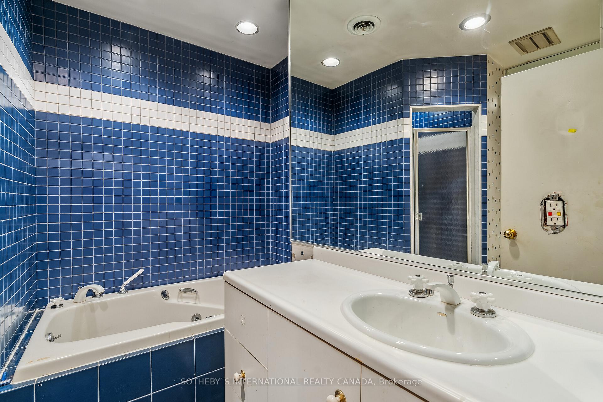 Photo 7 of 35 Prince Charles Drive, Toronto, Englemount-Lawrence — HOMEH