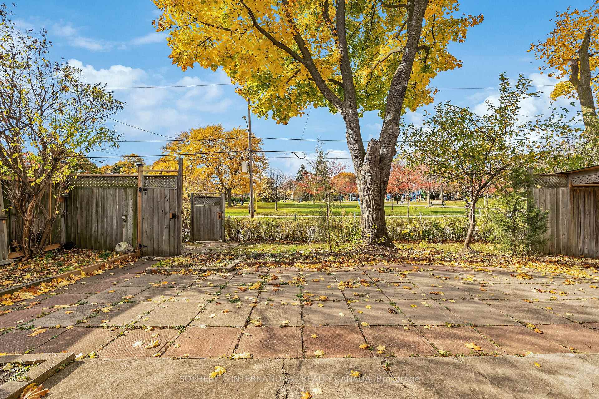 Photo 11 of 35 Prince Charles Drive, Toronto, Englemount-Lawrence — HOMEH