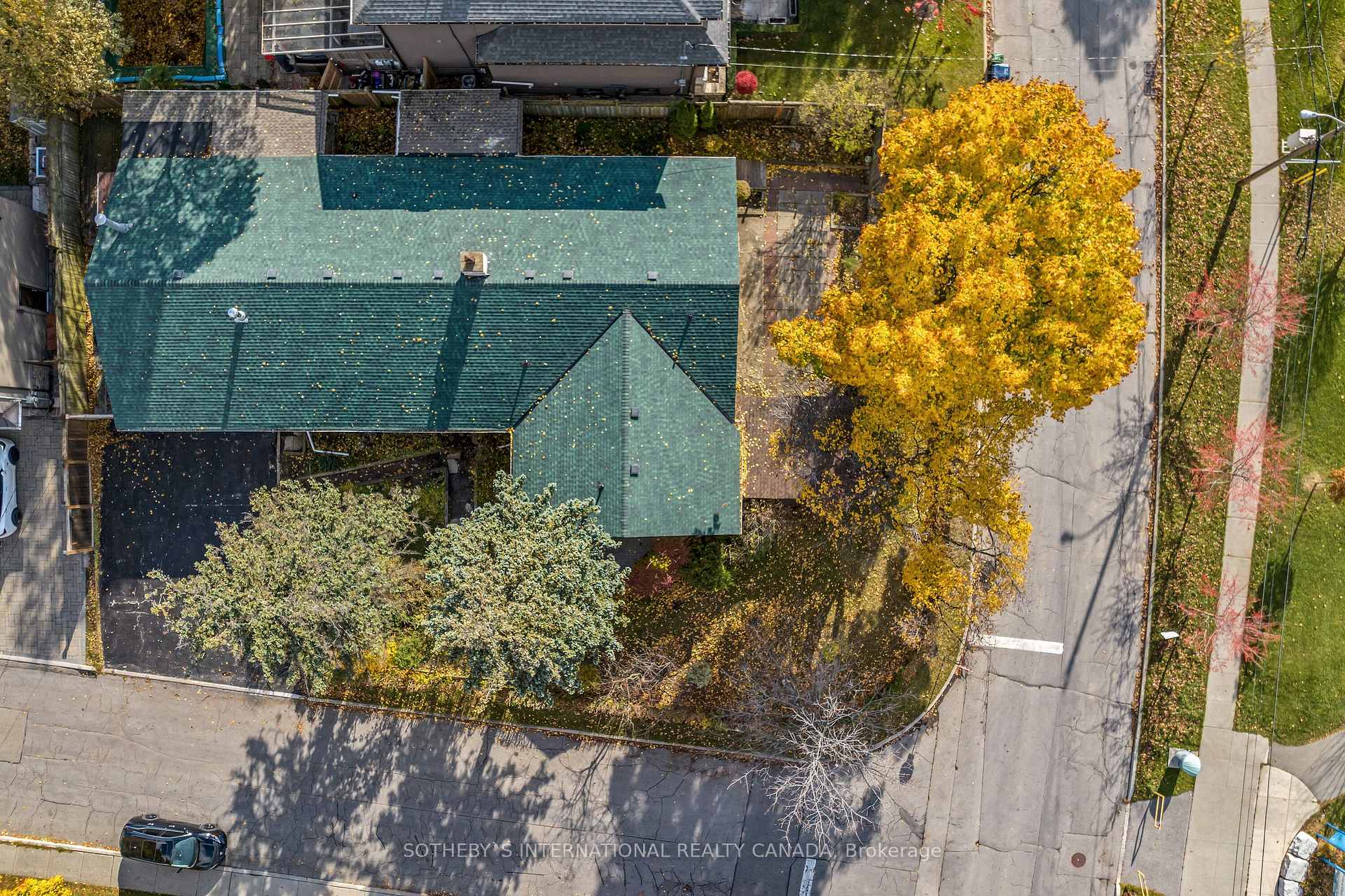 Photo 15 of 35 Prince Charles Drive, Toronto, Englemount-Lawrence — HOMEH