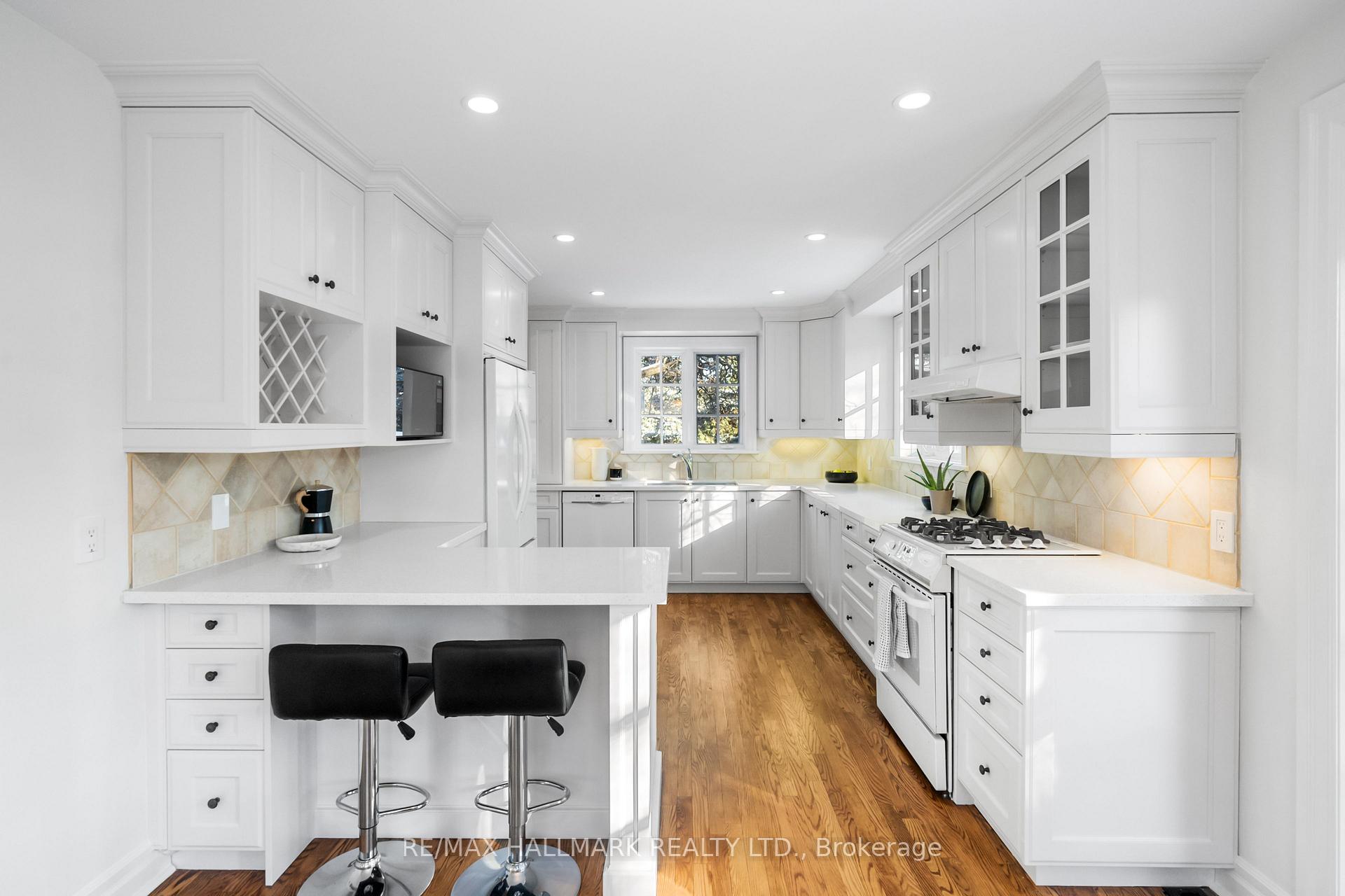Photo 9 of 218 Yonge Boulevard, Toronto, Bedford Park-Nortown — HOMEH