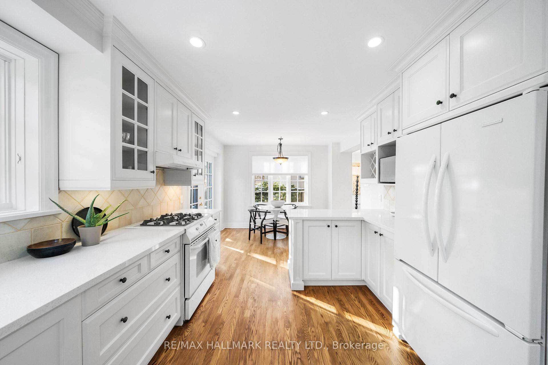 Photo 10 of 218 Yonge Boulevard, Toronto, Bedford Park-Nortown — HOMEH
