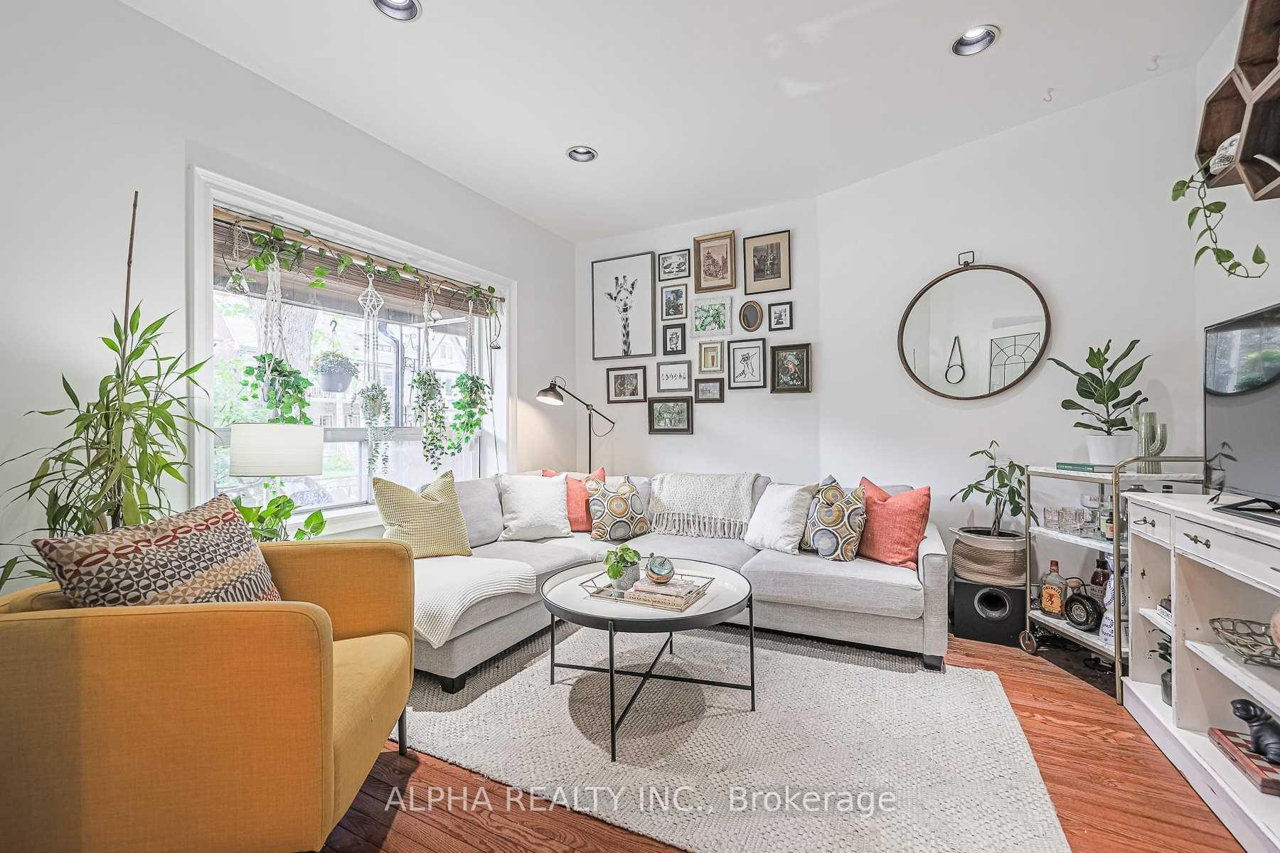 Photo 4 of 131 Beatrice Street W, Toronto, Palmerston-Little Italy — HOMEH