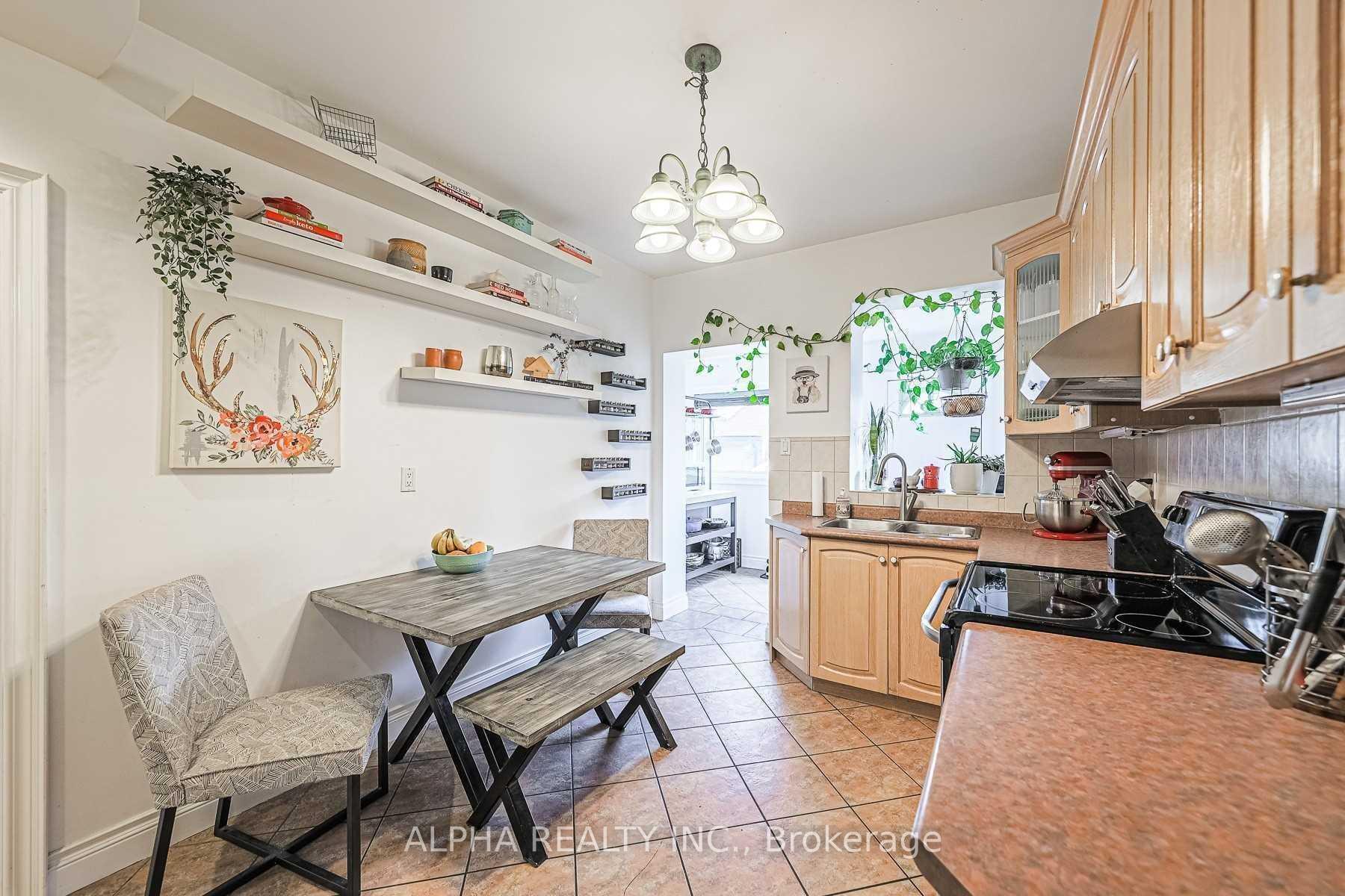 Photo 7 of 131 Beatrice Street W, Toronto, Palmerston-Little Italy — HOMEH