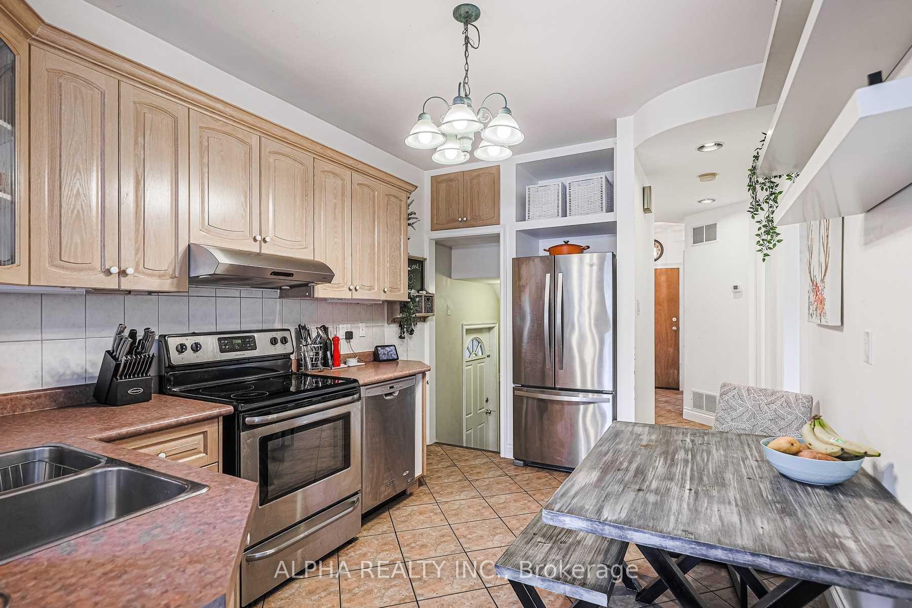 Photo 8 of 131 Beatrice Street W, Toronto, Palmerston-Little Italy — HOMEH