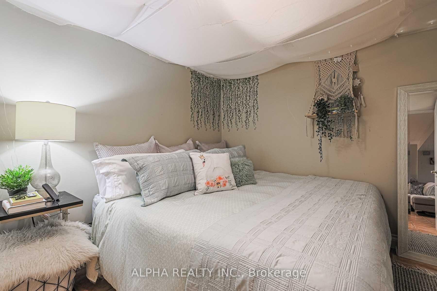 Photo 13 of 131 Beatrice Street W, Toronto, Palmerston-Little Italy — HOMEH