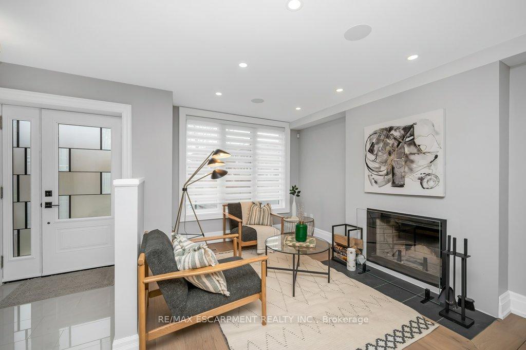 Photo 2 of 820 Cosburn Avenue, Toronto, East York — HOMEH