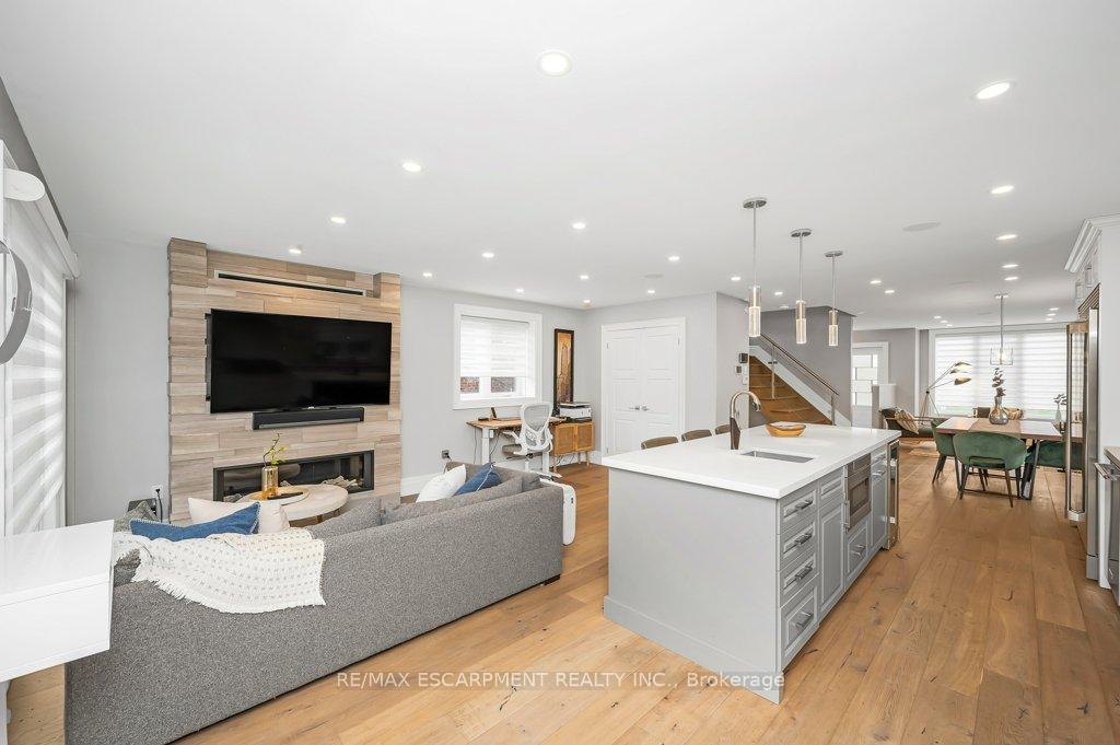 Photo 9 of 820 Cosburn Avenue, Toronto, East York — HOMEH