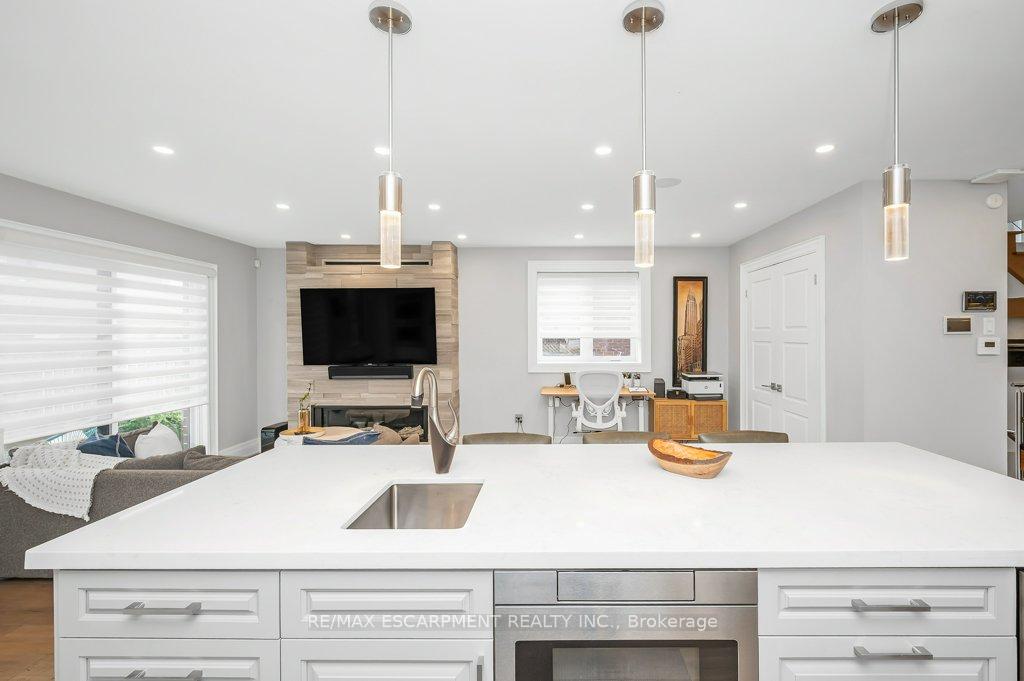 Photo 11 of 820 Cosburn Avenue, Toronto, East York — HOMEH