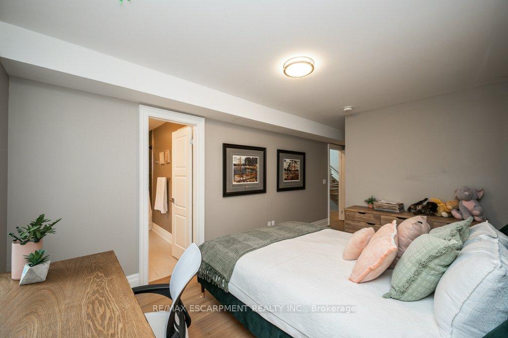 Photo 20 of 820 Cosburn Avenue, Toronto, East York — HOMEH