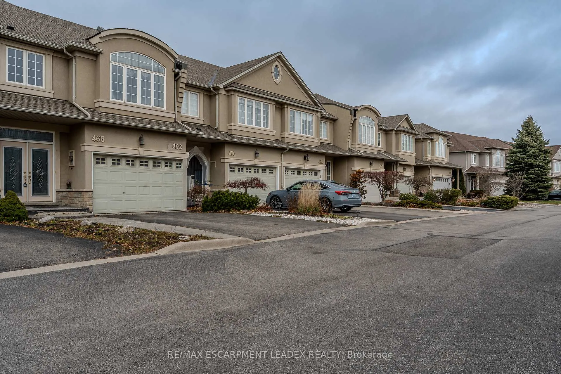 Photo 2 of 468 Stonehenge Drive, Hamilton, Meadowlands — HOMEH