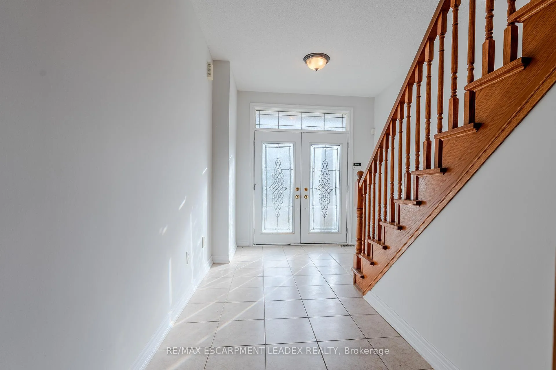 Photo 4 of 468 Stonehenge Drive, Hamilton, Meadowlands — HOMEH